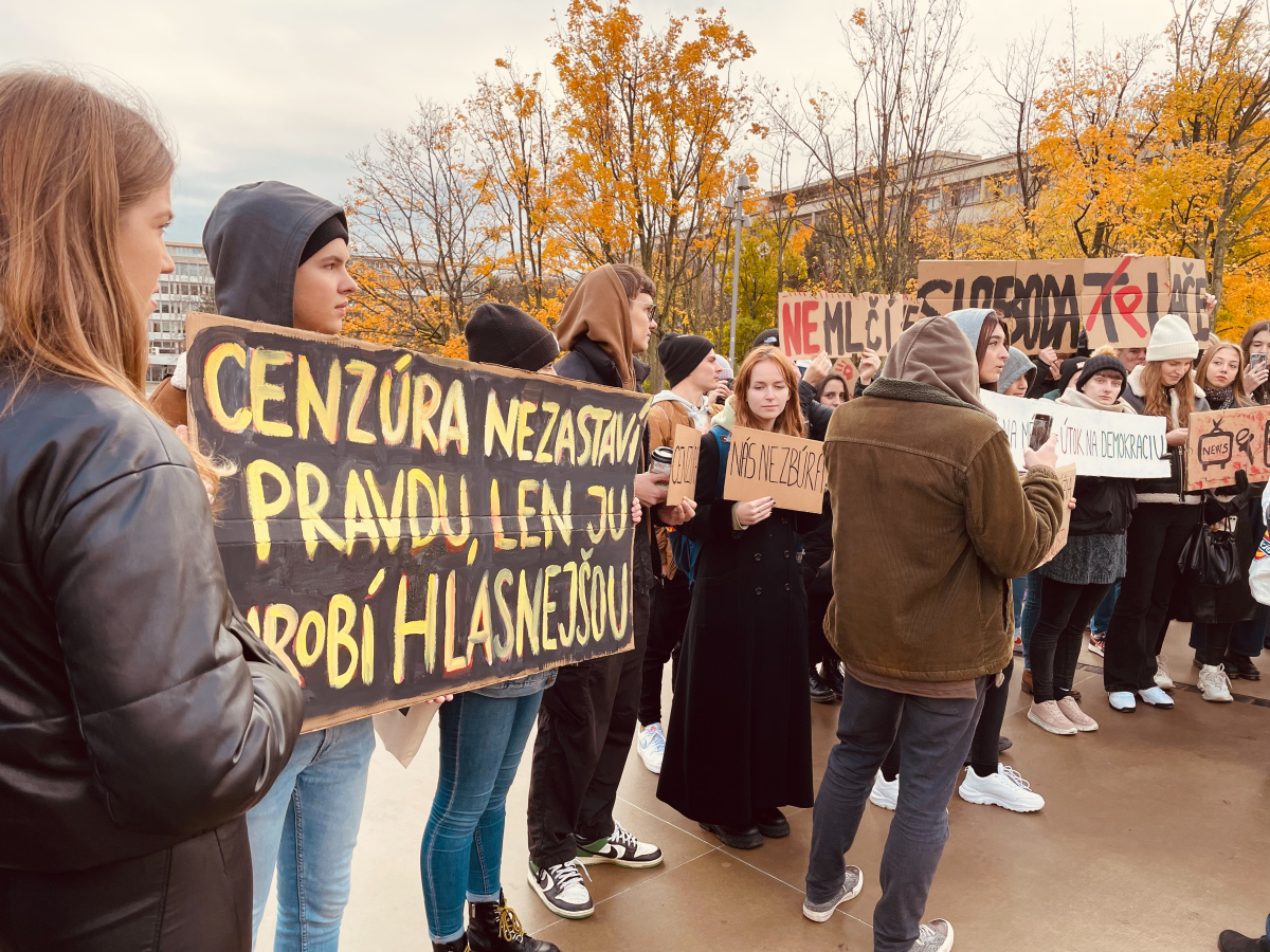 protest, študenti, úrad vlády, novinári