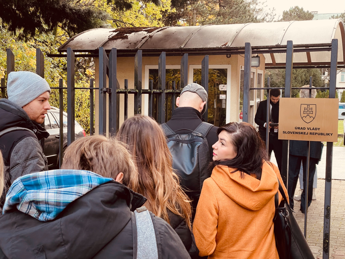 protest, študenti, úrad vlády, novinári