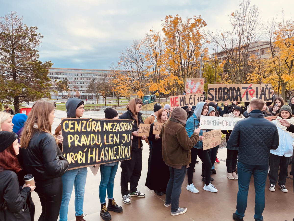 protest, študenti, úrad vlády, novinári
