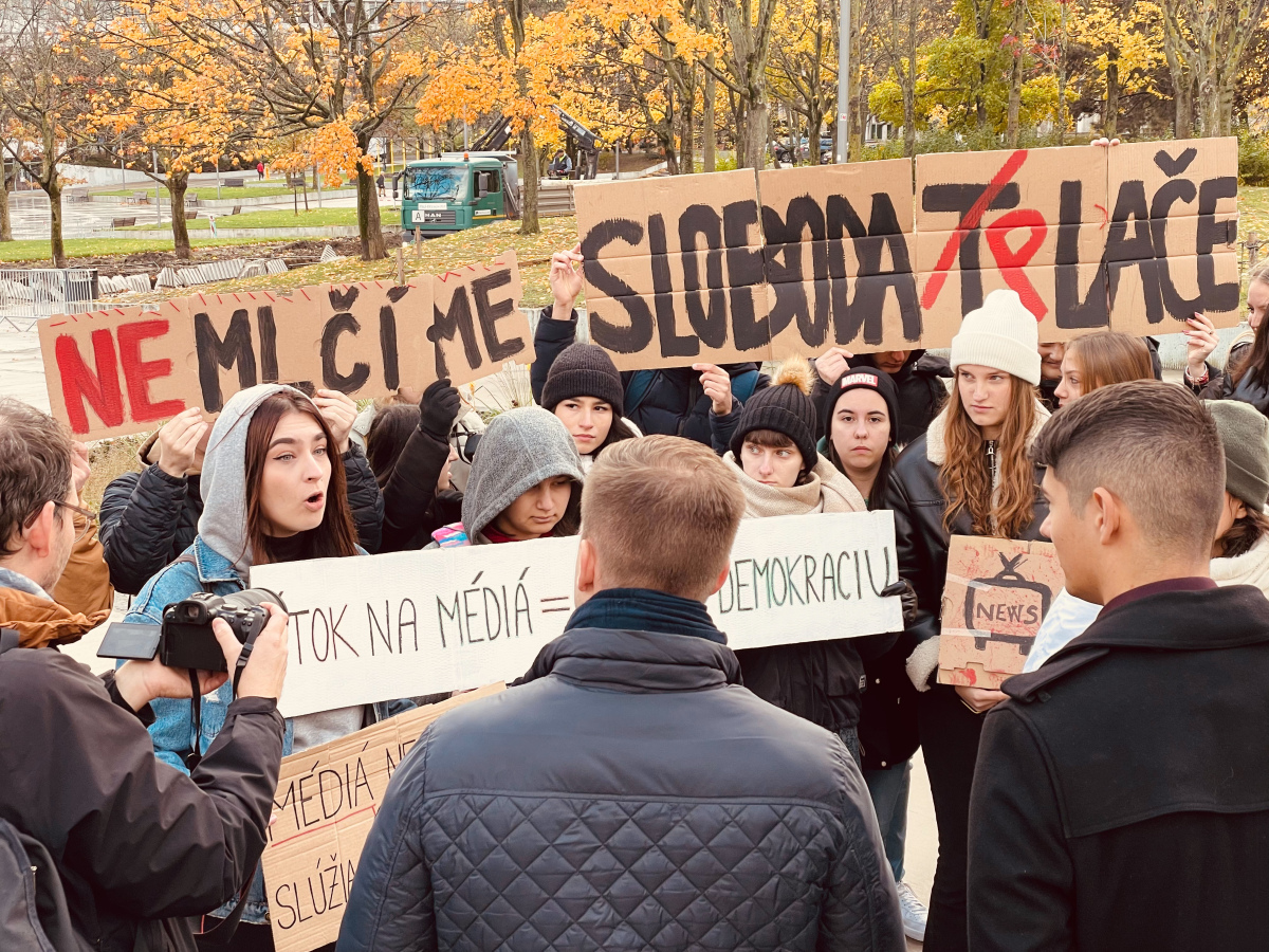 protest, študenti, úrad vlády, novinári