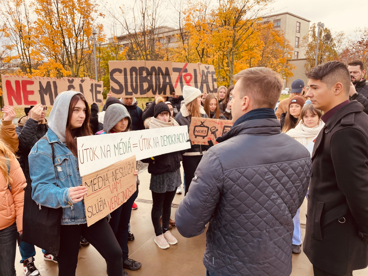 protest, študenti, úrad vlády, novinári