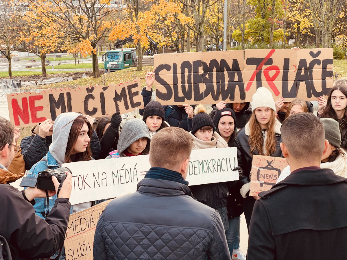 protest, študenti, úrad vlády, novinári