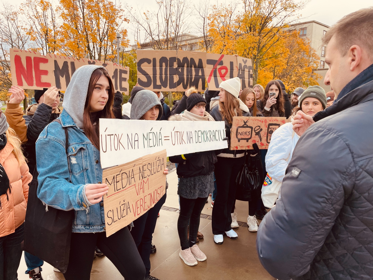 úrad vlády, protest, študenti, novinári