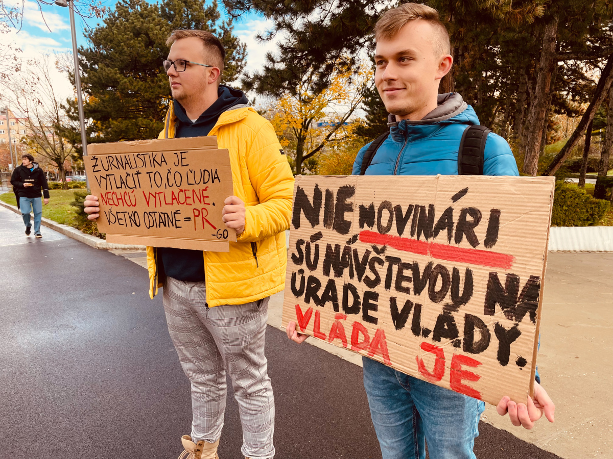 úrad vlády, protest, študenti, novinári