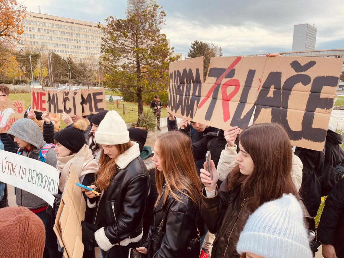 úrad vlády, protest, študenti, novinári