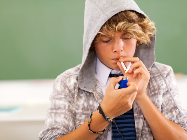 chlapec, cigareta, fajčenie mladistvých, fajčenie, mládenec, tínedžer