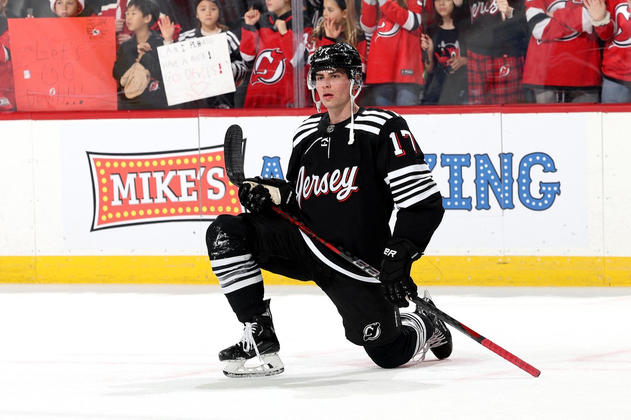 Šimon Nemec počas rozcvičky pred svojím premiéroým zápasom v NHL.