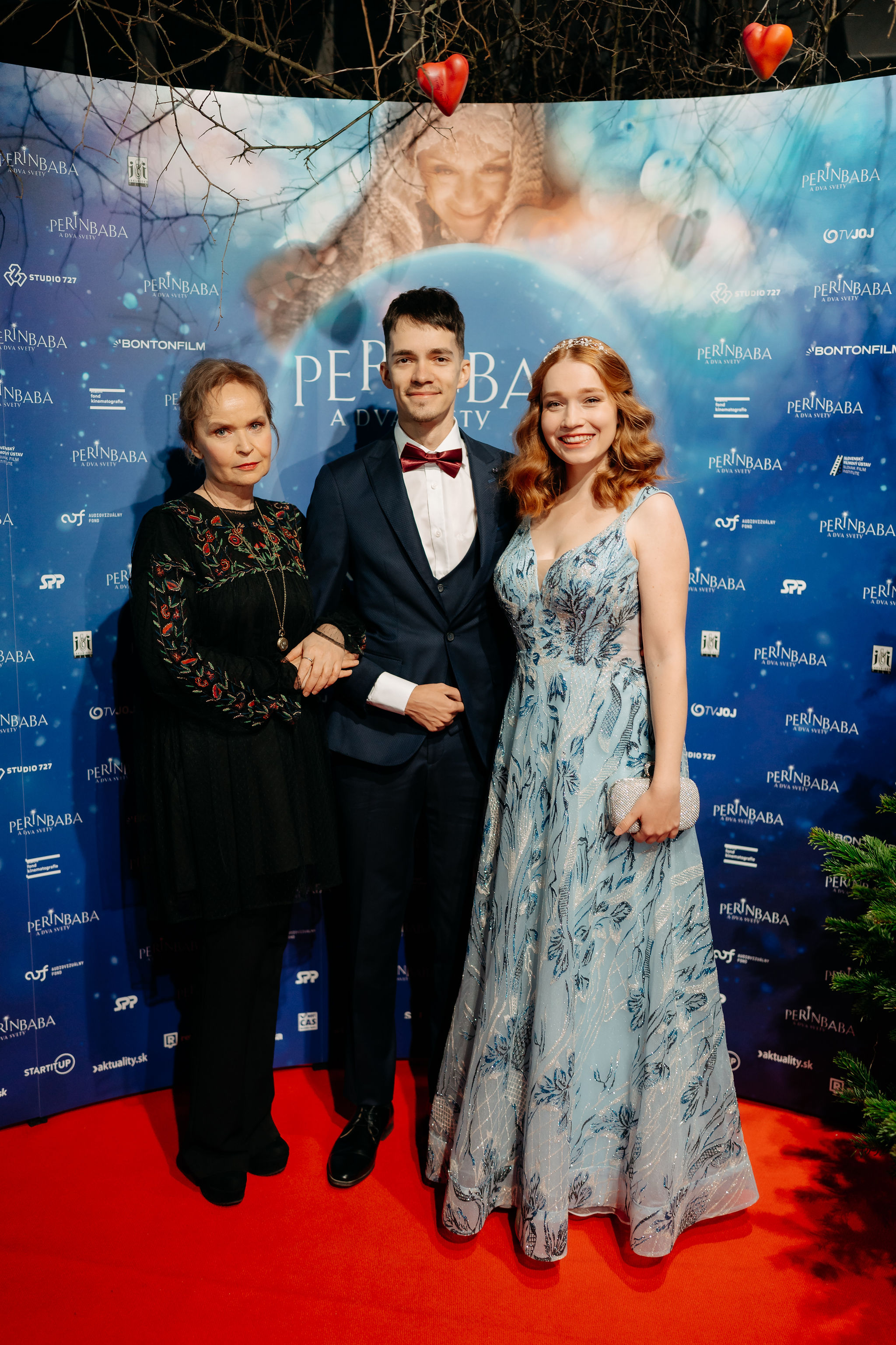 Zľava: Herečka Petra Vančíková, herec Lukáš Frlajs a herečka Valéria Frištiková, predstavitelia titulných úloh vo filme Perinbaba a dva svety.