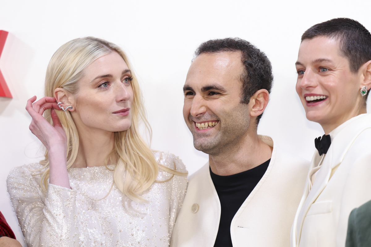 Elizabeth Debicki, Khalid Abdalla a Emma Corrin