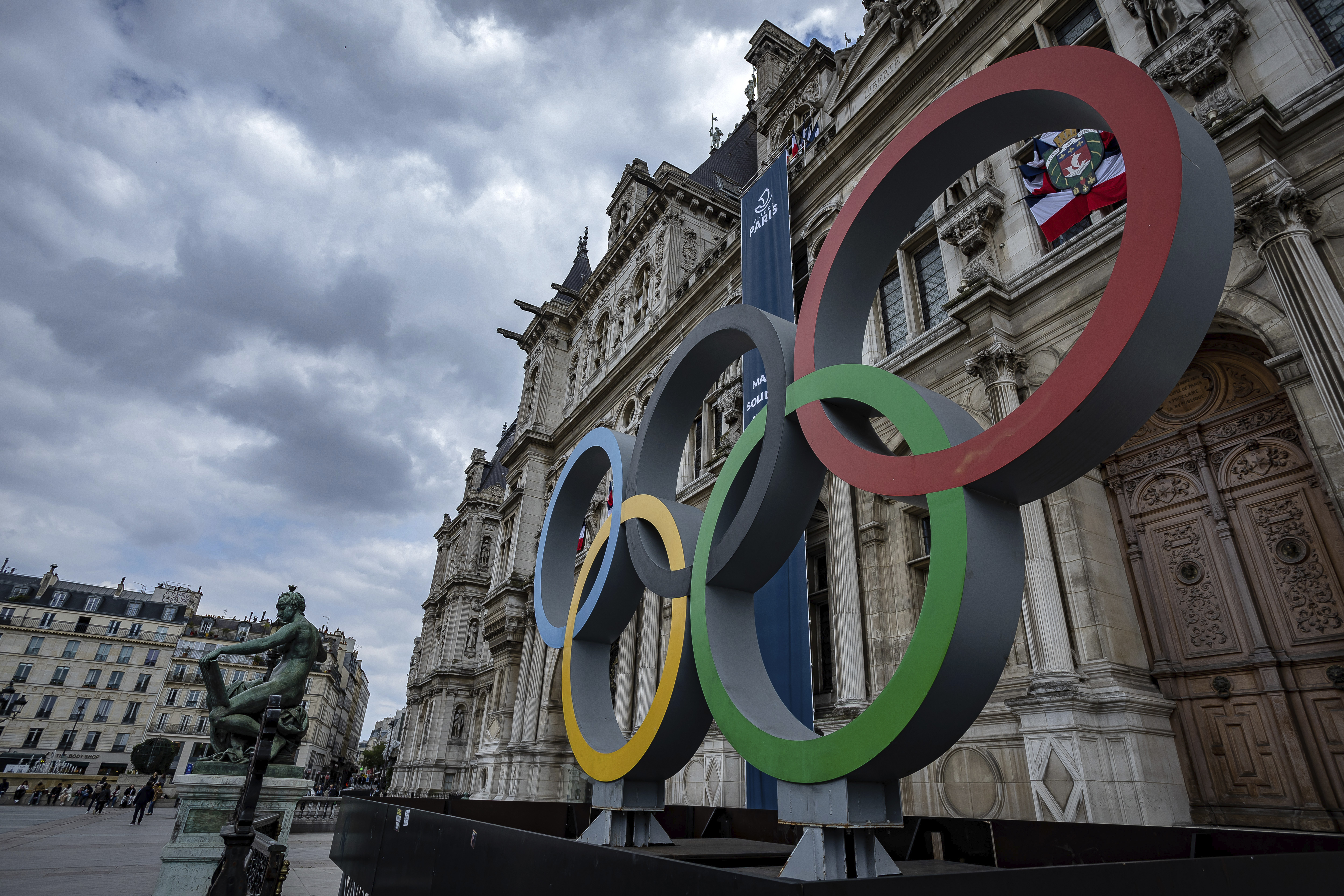 Olympijské kruhy pred parížskou radnicou ohlasujú hlavnú športovú udalosť roka 2024.