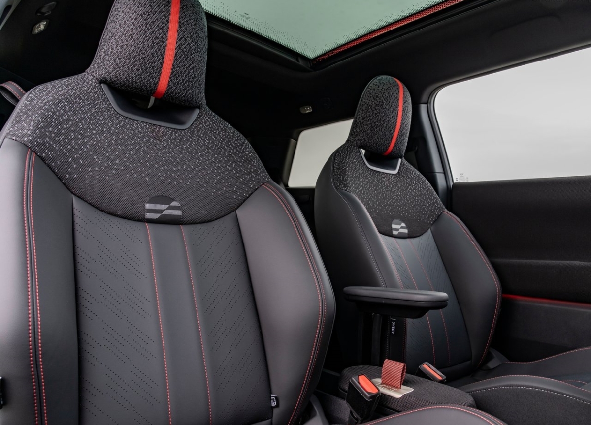 Mini Cooper SE JCW 12