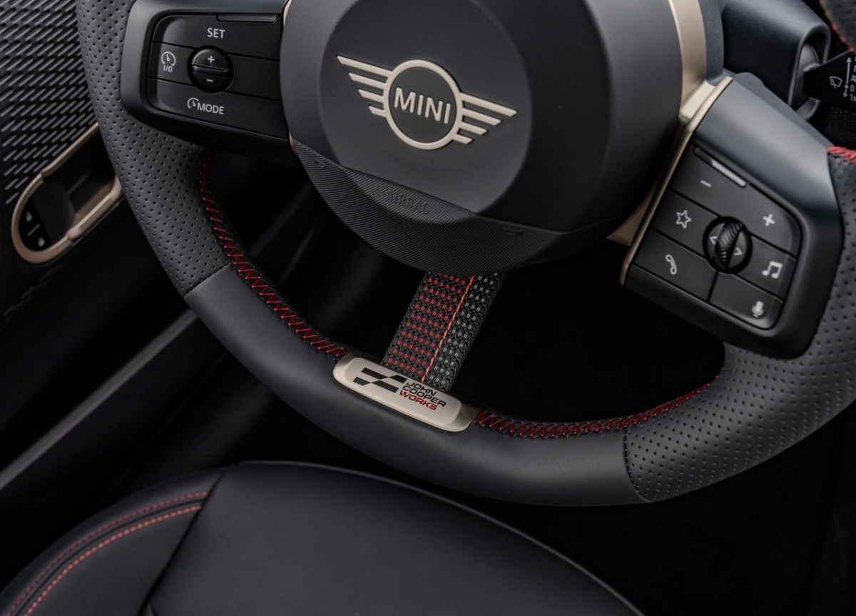 Mini Cooper SE JCW 13