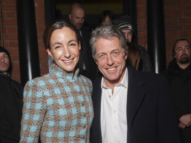Herec Hugh Grant a jeho manželka Anna Elisabet Eberstein.