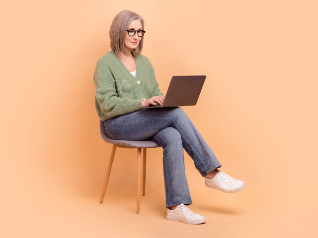 seniorka, dôchodkyňa, laptop, notebook