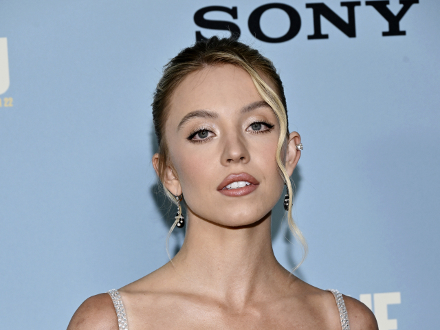 Herečka Sydney Sweeney prišla v kreácii Miu Miu. 