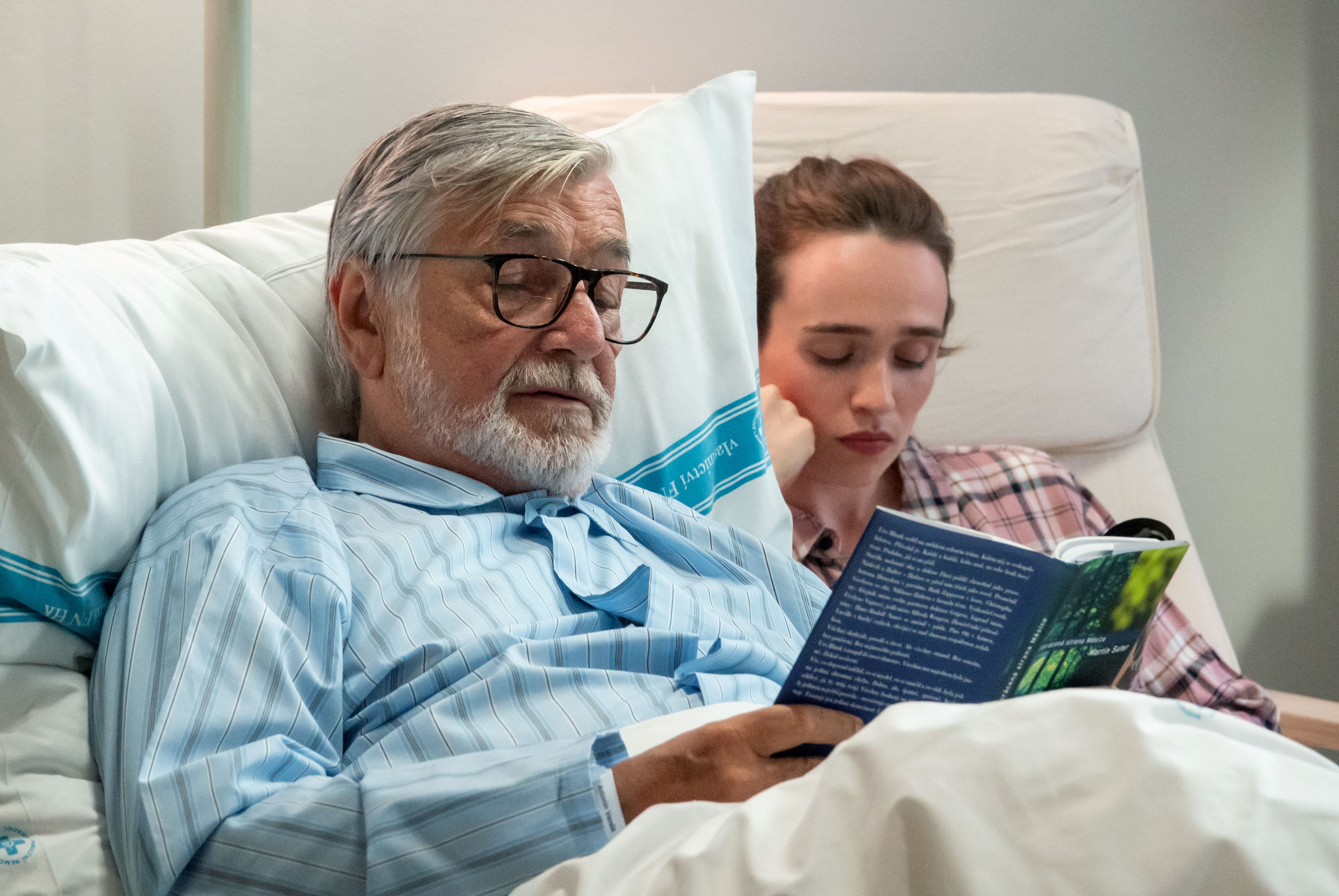 Jiří Bartoška na zábere zo seriálu Smysl pro tumor.