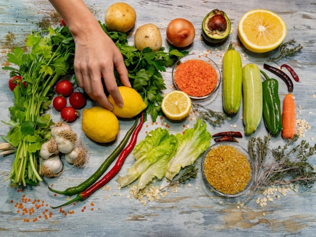 vitamíny, zelenina, ovocie, ruka s citrónom