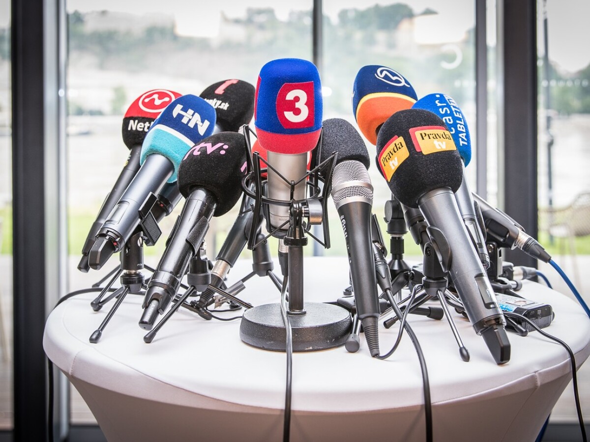 novinár, tlačová konferenciaa