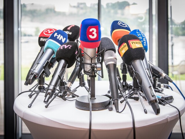 novinár, tlačová konferenciaa