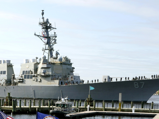 USA Jemen torpédoborec tanker útok reakcia