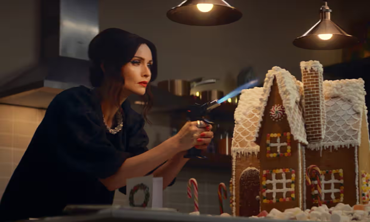 Speváčka Sophie Ellis-Bextor vo vianočnej reklame obchodného reťazca Marks & Spencer.