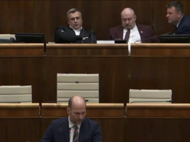 nočné rokovanie parlamentu