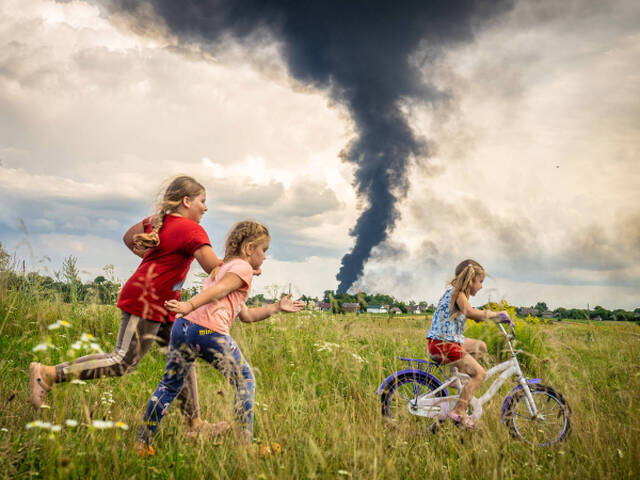 Víťazná snímka poľského fotografa Patryka Jaracza zobrazuje tri dievčatá bežiace po lúke na západe Ukrajiny.