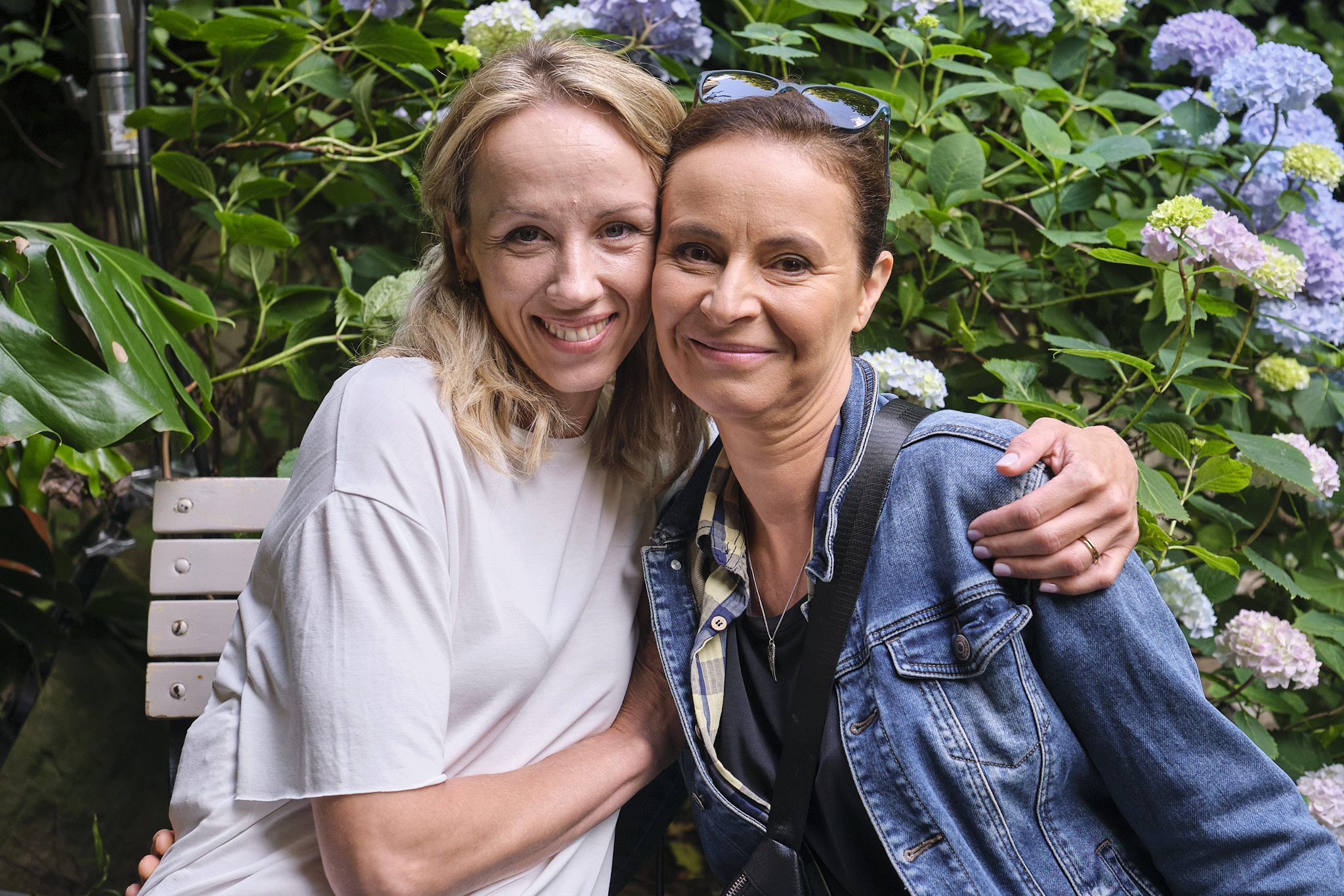 Petra Hřebíčková a Lenka Vlasáková na zábere z filmu Matka na úteku.