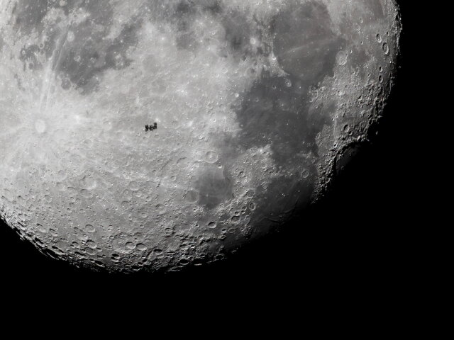 ISS, mesiac