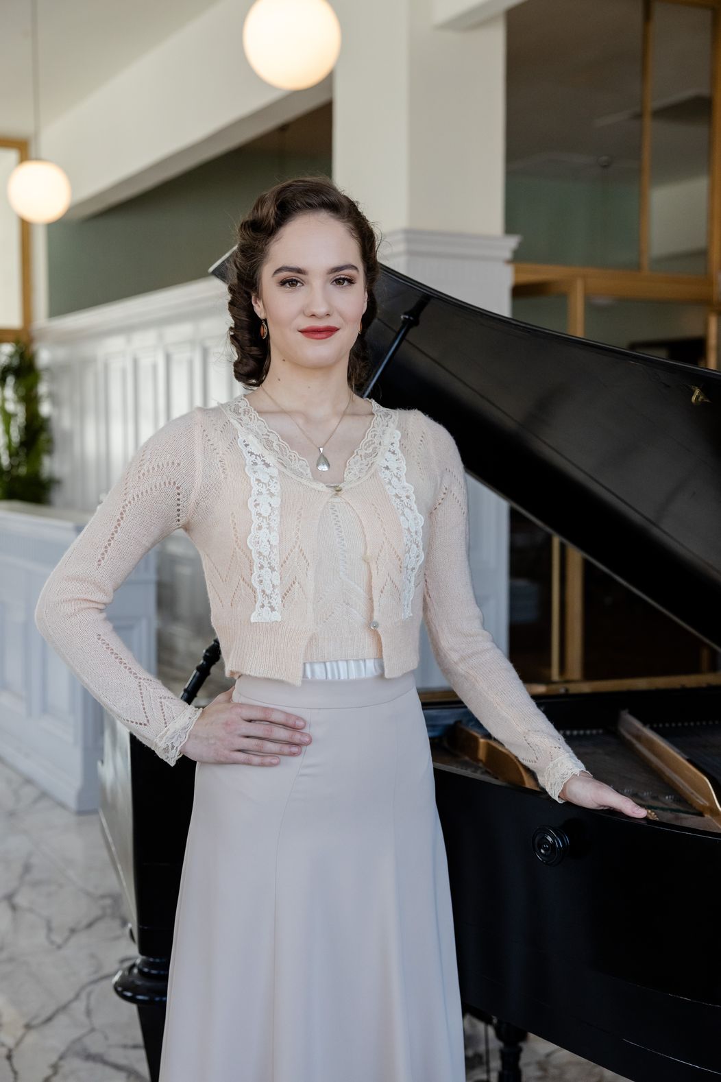 Chiara Mederová) ako šikovná zlatnícka učnica Gréta.