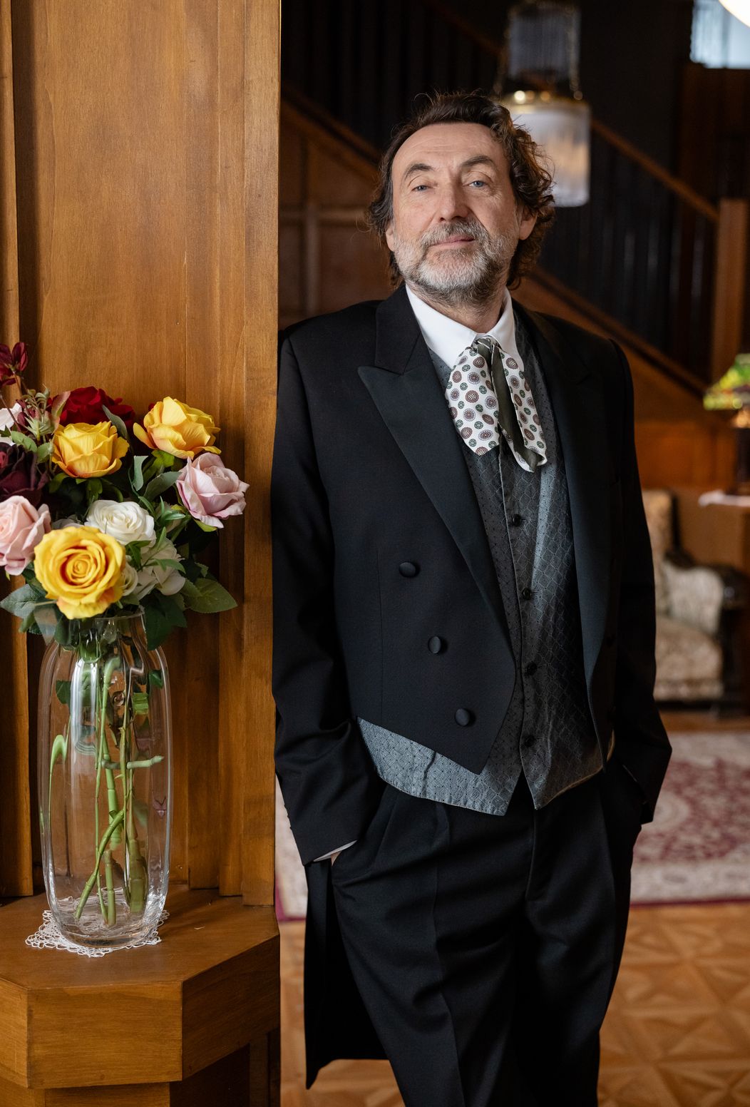Ady Hajdu ako šarmantný bonviván Ernest Almásy so šľachtickým pôvodom.