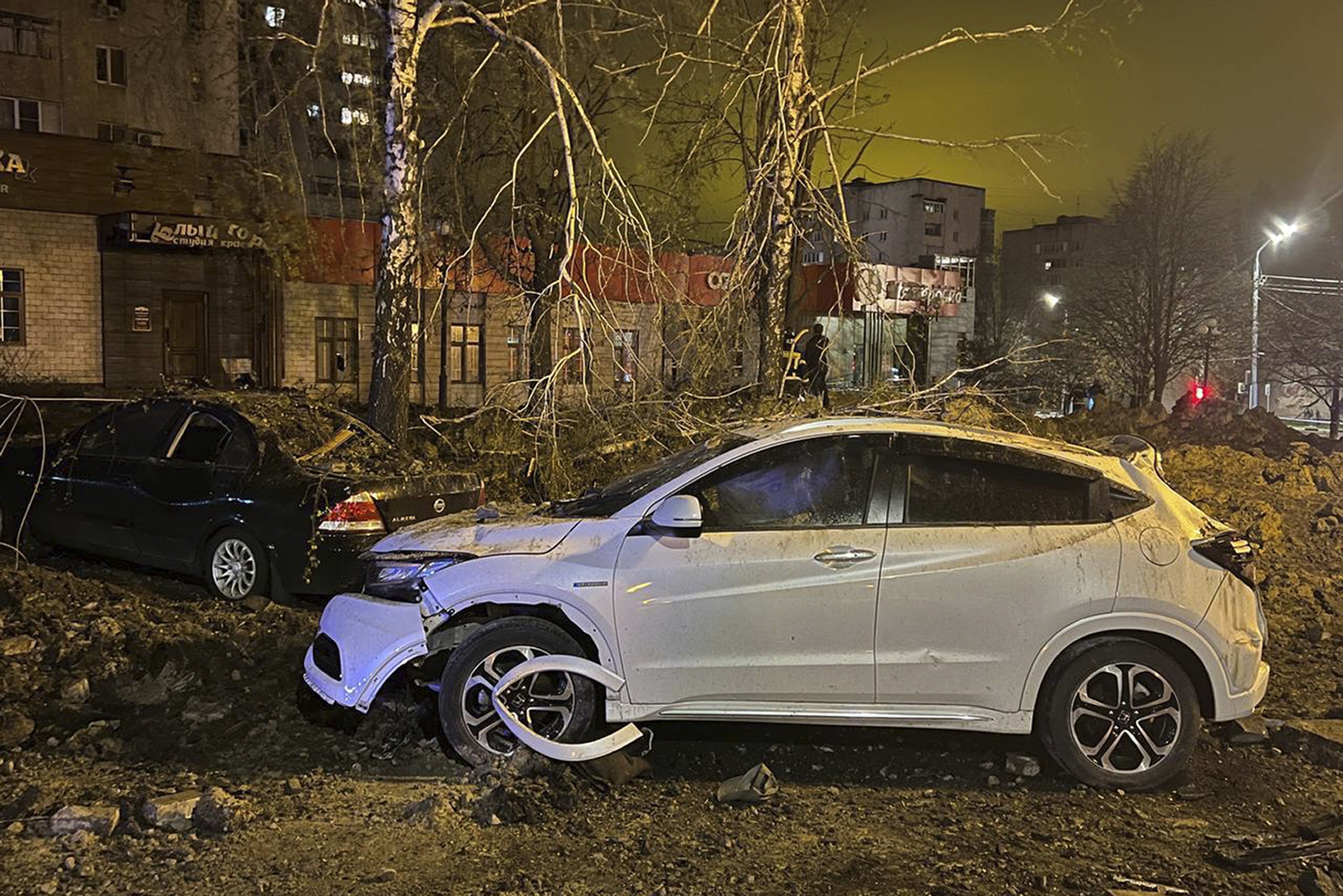 V apríli minulého roka piloti SU-34 zhodili omylom bombu na ruské mesto Belgorod. Za zničenými autami je vidieť obrovský kráter, kťorý letecká bomba po sebe zanechala