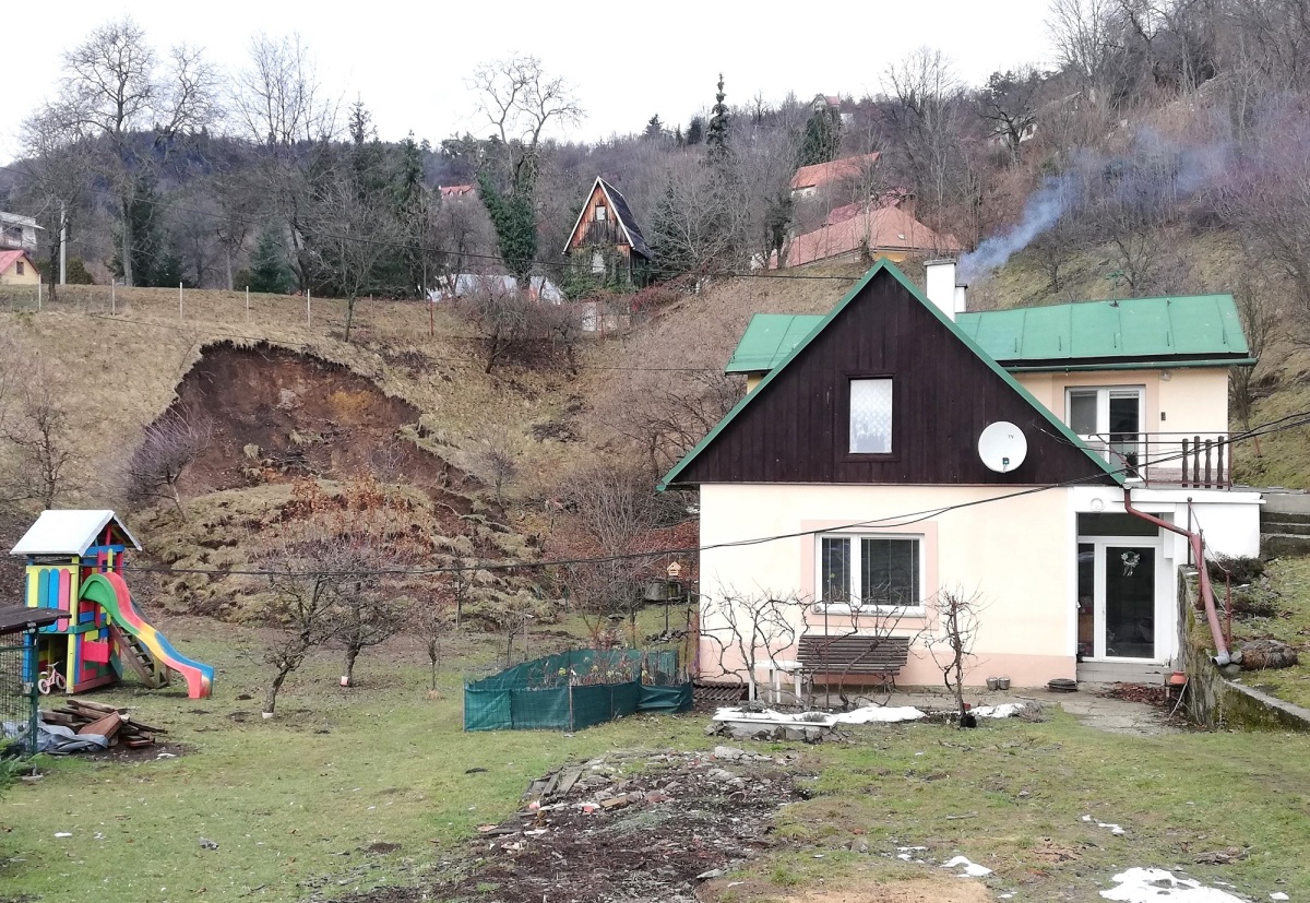 dom, zosuv, svah, Štiavnické Bane