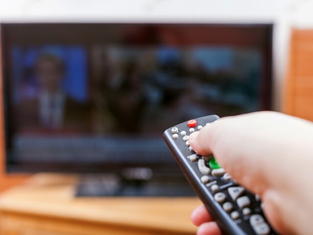 televízor, ovládač