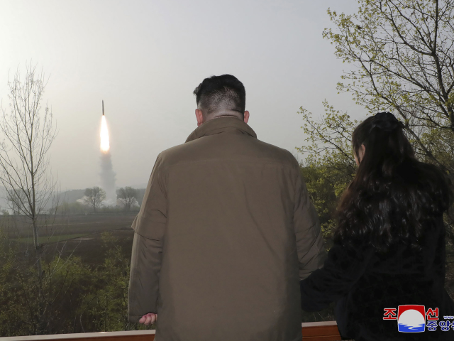 Najvyšší vodca KĽDR Kim Čong-un s dcérou sleduje test balistickej rakety