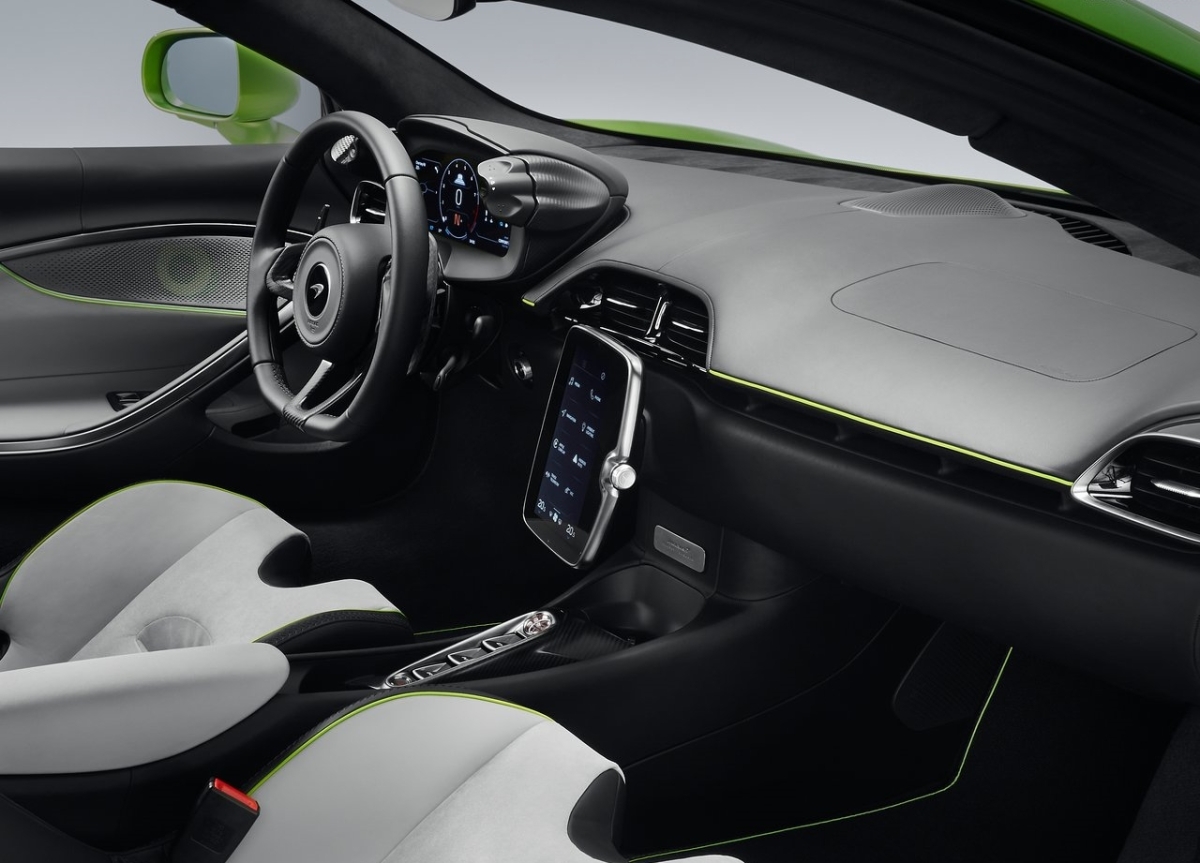 McLaren Artura 13