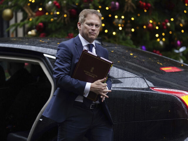Britský minister obrany Grant Shapps prichádza na zasadnutie vlády v Londýne v utorok 19. decembra 2023.