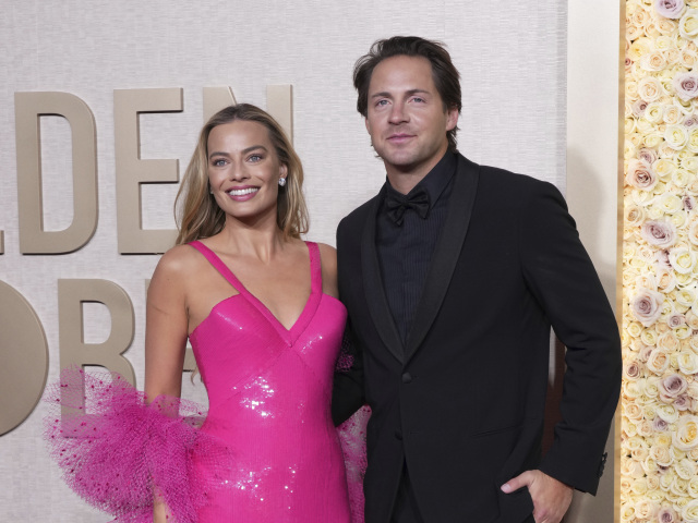 Herečka Margot Robbie v ostroružovej kreácii Armani Privé.