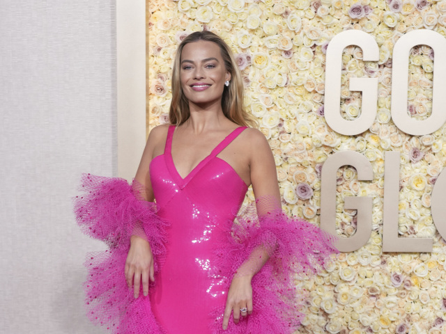 Herečka Margot Robbie v ostroružovej kreácii Armani Privé.