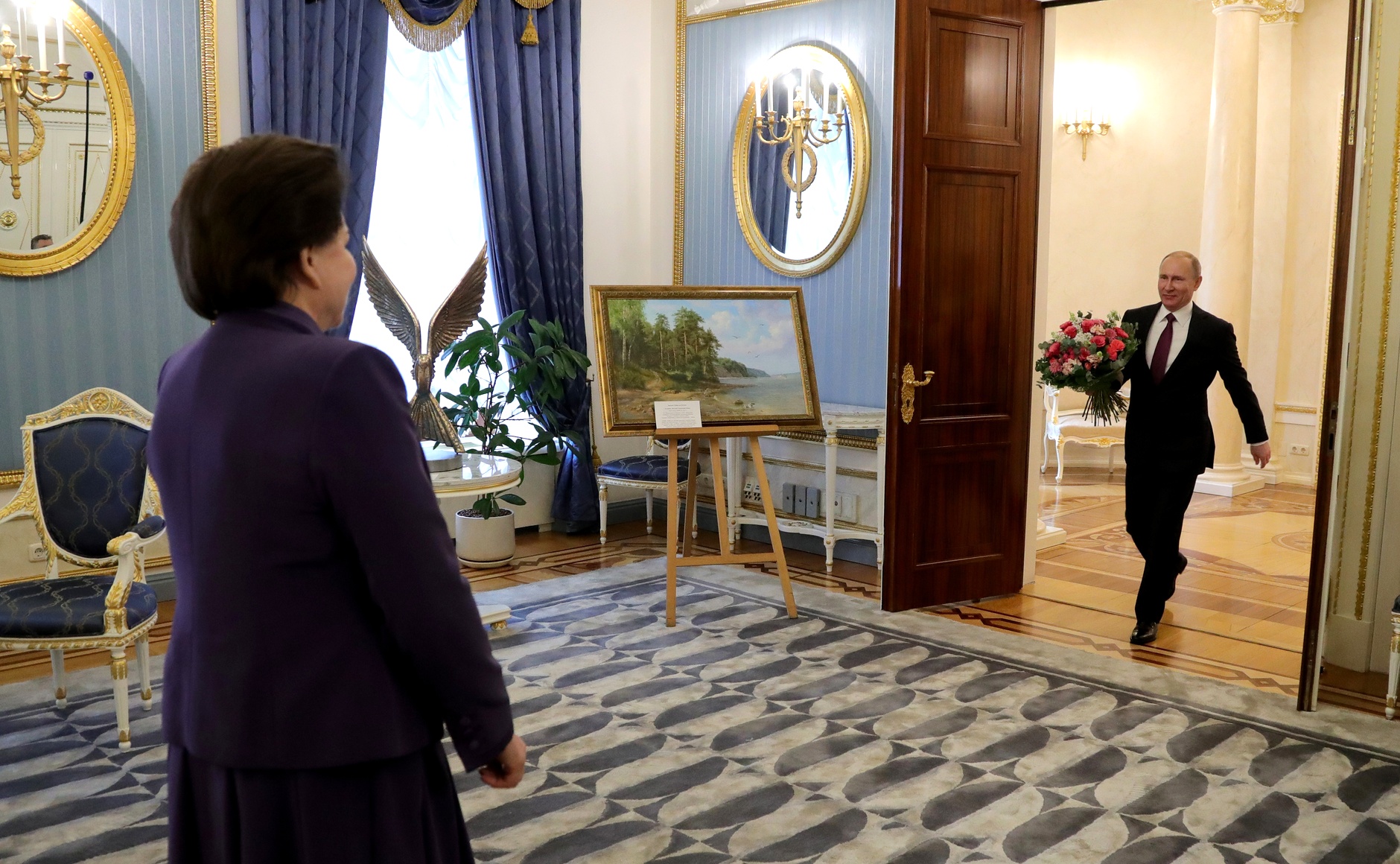 Vladimír Putin jej k 80tke priniesol bukrétu a ona mu na oplátku splnila jeho sen o nekonečnom prezidentovi Ruska.