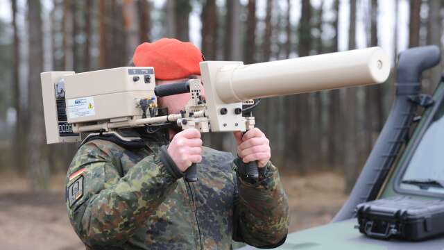 Vojenská polícia Bundeswehru dostala do výzbroje rušičku dronov HP 47 od nemeckej eletrotechnickej firmy H.P Marketing & Consulting. Proti neznámym dronom, čo špehovali tréning Ukrajincov na tankoch Leopard-1 však nepomohli.