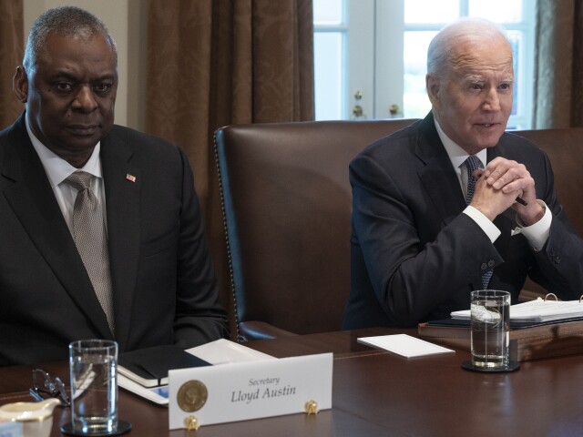 Americký minister obrany LLoyd Austin a prezident USA Joe Biden na snímke z apríla 2022