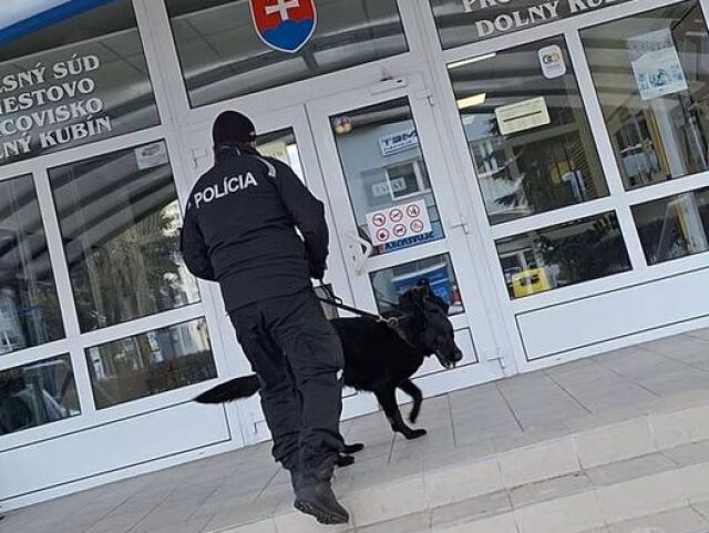 Polícia prehľadáva súdy, bomba