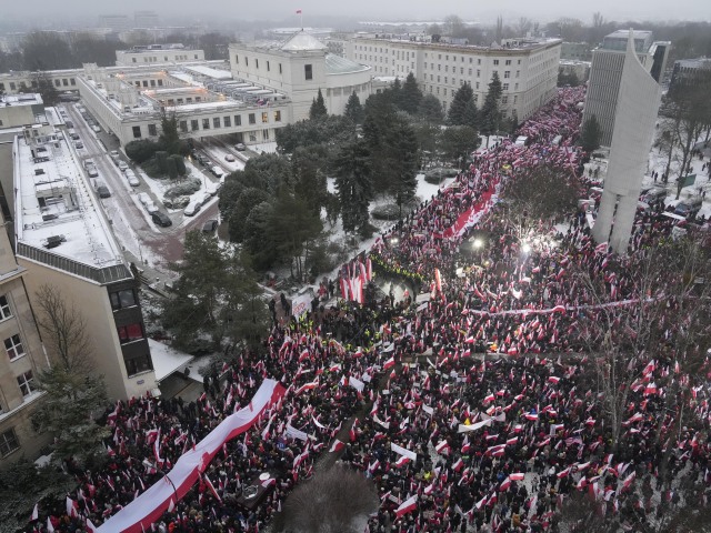 Polika PiS demonštrácia verejnoprávne médiá