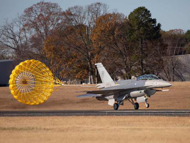 Prvý let slovenskej stíhačky F-16 na skúšobnom letisku v USA