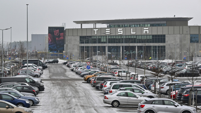Berlínska fabrika Gigafactory americkej automobilky Tesla na dva týždne prerušuje výrobu pre chýbajúce diely. Doprava z Ázie mešká pre ostreľovanie lodí v Červenom mori.