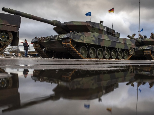 Nemecký tank Leopard 2A6 na vojenskej prehliadke v litovskom meste Vilnius 24. novembra 2023