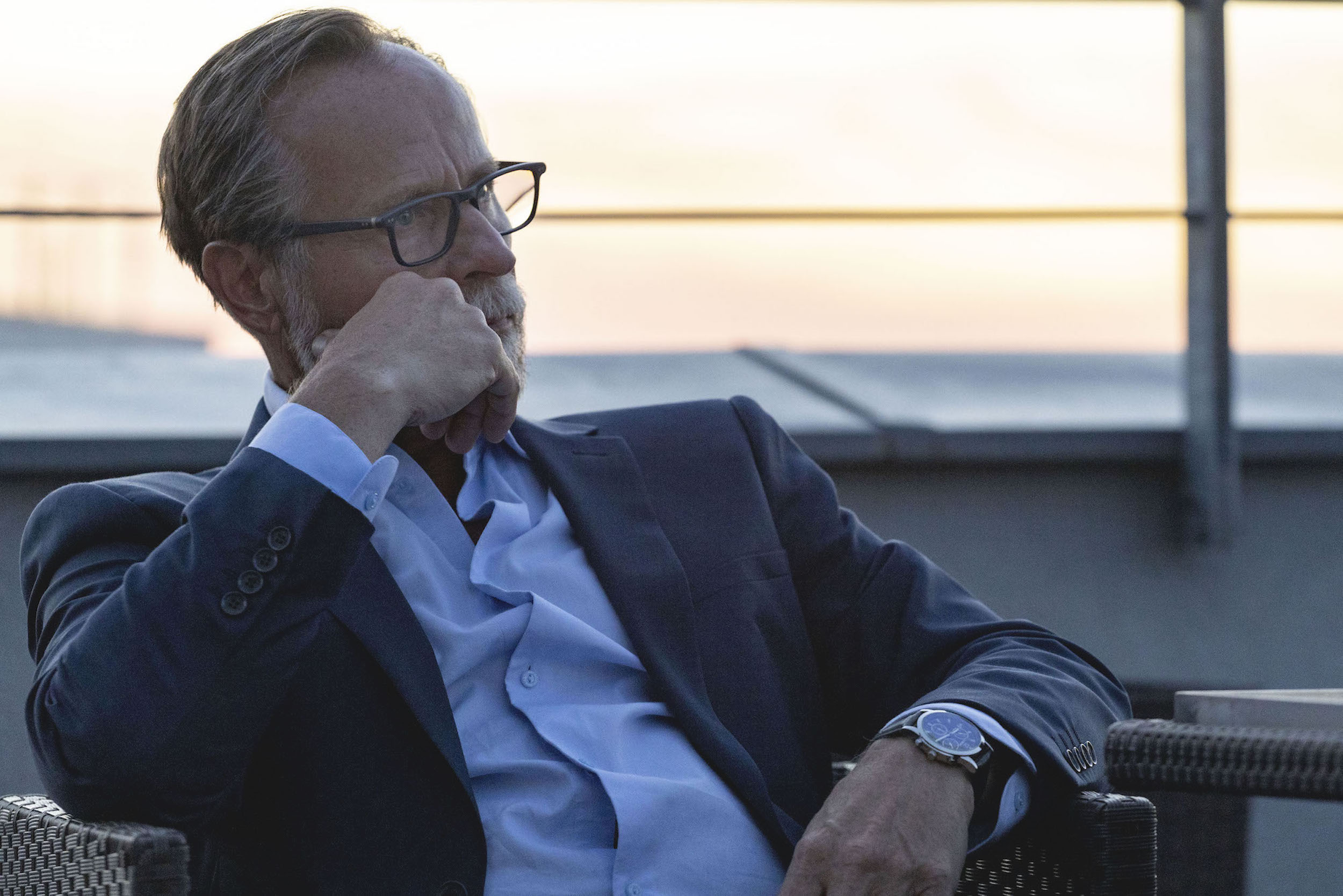 Karel Roden ako súdny exekútor Karel Jaroš vo filme Tancuj Matylda.