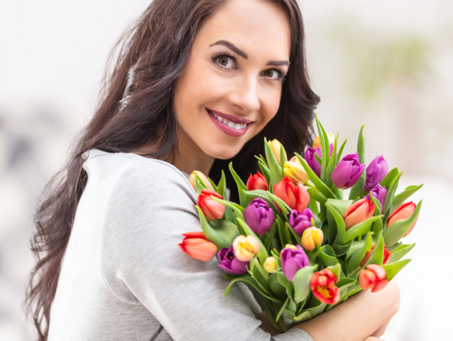 tulipány, kytica, rezané tulipány, mladá žena