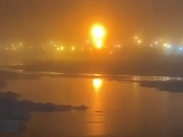 Záber z amatérskeho videa požiar LNG terminál Usť Luga Rusko